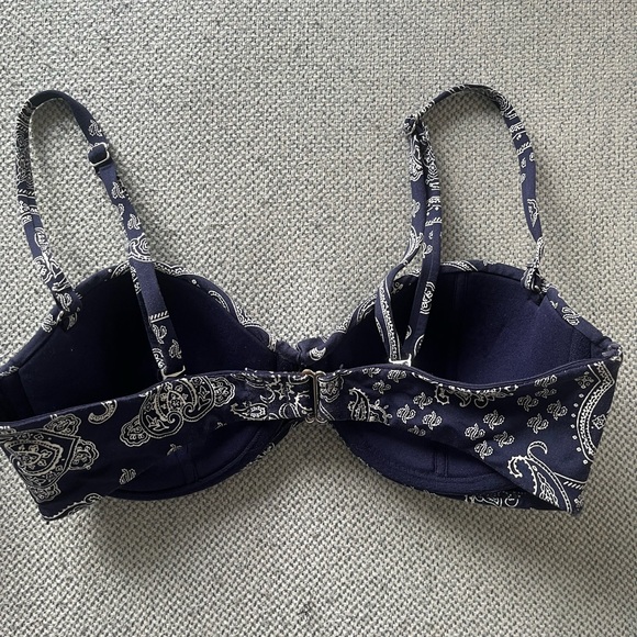 #80 🌺 5/$30 🌺 H&M navy and white paisley bikini top with underwire - Picture 3 of 5